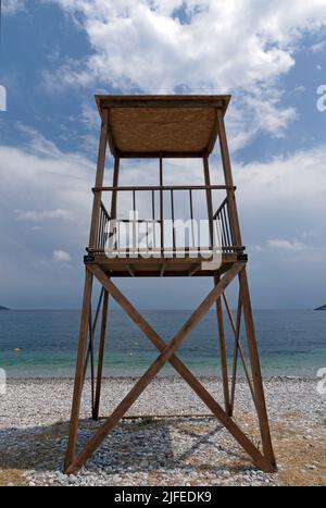 Plate-forme / station de sauvetage en bois, plage, village de Livadia, île de Tilos, Dodcanese, Grèce Banque D'Images