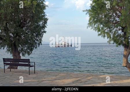 Bateau de pêche près, village de Livadia, île de Tilos, Dodcanese, Grèce Banque D'Images