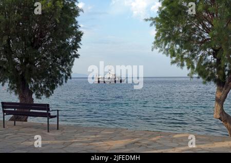 Bateau de pêche près, village de Livadia, île de Tilos, Dodcanese, Grèce Banque D'Images