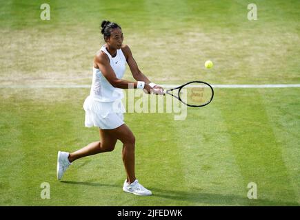 Qinwen Zheng en action contre Elena Rybakina pendant le sixième jour des Championnats de Wimbledon 2022 au All England Lawn tennis and Croquet Club, Wimbledon. Date de la photo: Samedi 2 juillet 2022. Banque D'Images