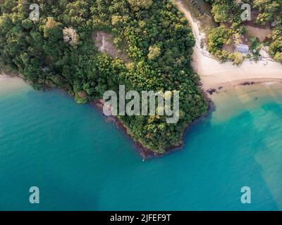 Une vue aérienne d'une côte verte et d'une mer turquoise Banque D'Images