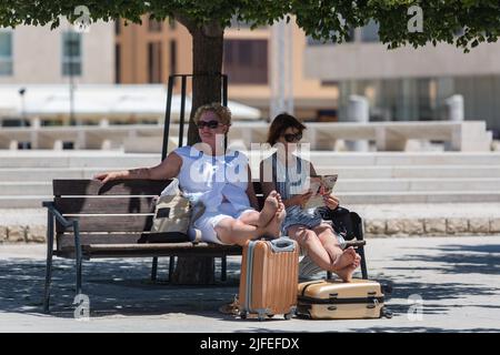 Zadar, Croatie. 02nd juillet 2022. Les touristes féminins avec des valises reposent sur un banc à Zadar, Croatie sur 2 juillet 2022. Par rapport à 2019 en juin, la ville de Zadar TZ a enregistré une augmentation de 2 pour cent du nombre de nuitées, et 87 pour cent des arrivées de l'année record 2019 ont été réalisées. Photo: Sime Zelic/PIXSELL Credit: Pixsell photo & Video Agency/Alay Live News Banque D'Images