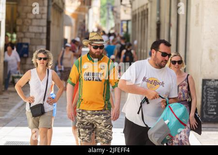 Zadar, Croatie. 02nd juillet 2022. Touristes marchant à Zadar, Croatie sur 2 juillet 2022. Par rapport à 2019 en juin, la ville de Zadar TZ a enregistré une augmentation de 2 pour cent du nombre de nuitées, et 87 pour cent des arrivées de l'année record 2019 ont été réalisées. Photo: Sime Zelic/PIXSELL Credit: Pixsell photo & Video Agency/Alay Live News Banque D'Images