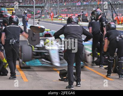 Silverstone, Royaume-Uni. 2nd 44 juillet 2022, circuit Silverstone, Silverstone, Northamptonshire, Angleterre: Grand Prix britannique F1, sessions de qualification: Lewis Hamilton de Grande-Bretagne au volant de la Mercedes AMG Petronas F1 Team W13 in the Pits Credit: Action plus Sports Images/Alay Live News Banque D'Images