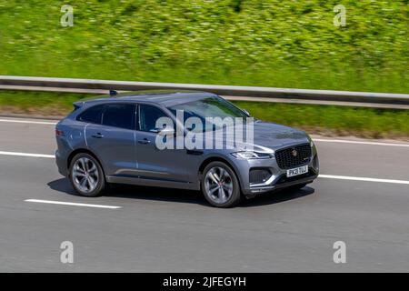 2021 gris Jaguar F-Pace Dynamic HSE D Mhev AWD A 14 D200 48V Auto START STOP 1998cc Diesel SUV ; se déplaçant sur l'autoroute M61, Manchester, Royaume-Uni Banque D'Images