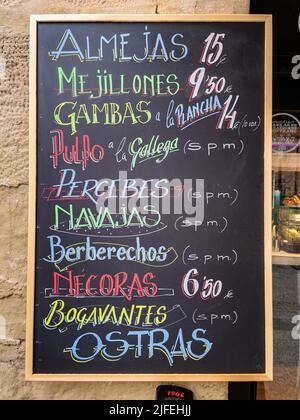 Un menu de tableau noir proposant des fruits de mer typiquement espagnols. Banque D'Images