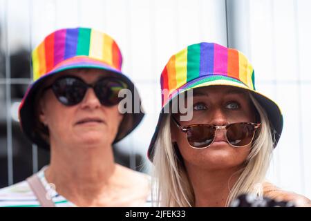 Londres, Royaume-Uni. 2 juillet 2022. Les femmes de Piccadilly Circus assistent à Pride à Londres, qui revient à la capitale après la pandémie. Des milliers de visiteurs devraient voir et prendre part à l’anniversaire de cette année de 50th qui, en 1972, a commencé comme une manifestation pour attirer l’attention sur la communauté LGBT. Les organisateurs originaux, le Front de libération gay (FGLF), ont déclaré que Pride à Londres est devenu trop commercialisé et dominé par les entreprises. Credit: Stephen Chung / Alamy Live News Banque D'Images