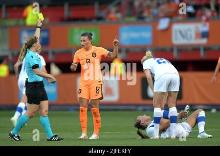 ENSCHEDE - Sherida Spitse de Hollande les femmes reçoivent la carte jaune lors du match international amical entre les pays-Bas et la Finlande au stade de Grolsch Veste sur 2 juillet 2022 à Enschede, pays-Bas. ANP GERRIT VAN COLOGNE Banque D'Images