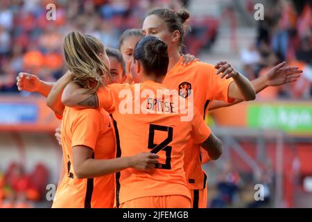 ENSCHEDE - (lr) Lieke Martens of Holland Women , Danielle van de Donk of Holland Women, Vivianne Miedema of Holland Women, Sherida Spitse of Holland Women célèbrent le 2-0 lors du match international des femmes amicales entre les pays-Bas et la Finlande au stade de Grolsch Veste on 2 juillet, 2022 à Enschede, pays-Bas. ANP GERRIT VAN COLOGNE Banque D'Images