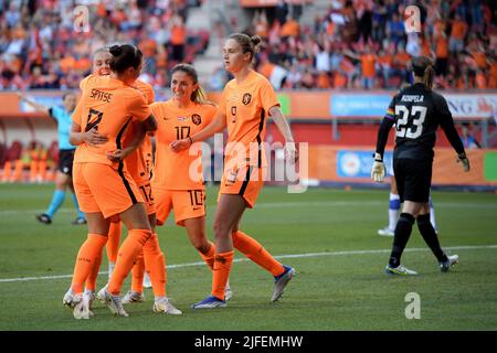 ENSCHEDE - (lr) Lieke Martens of Holland Women , Danielle van de Donk of Holland Women, Vivianne Miedema of Holland Women, Sherida Spitse of Holland Women célèbrent le 2-0 lors du match international des femmes amicales entre les pays-Bas et la Finlande au stade de Grolsch Veste on 2 juillet, 2022 à Enschede, pays-Bas. ANP GERRIT VAN COLOGNE Banque D'Images