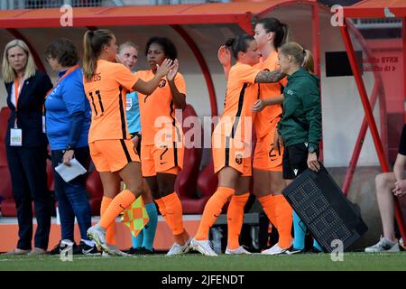 ENSCHEDE - (lr) Lieke Martens of Holland Women, Lineth Beerensteyn of Holland Women, Sherida Spitse of Holland Women, Damaris Egurrola of Holland Women lors du match international amical entre les pays-Bas et la Finlande au stade de Grolsch Veste on 2 juillet 2022 à Enschede, pays-Bas . ANP GERRIT VAN COLOGNE Banque D'Images