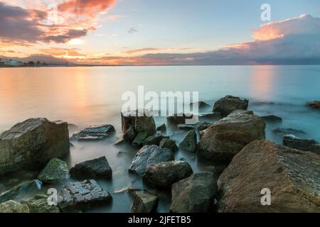 Une belle photo de rochers sur le bord de mer pendant le coucher du soleil Banque D'Images