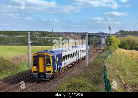 Nortehrn Rail classe 158 sprinter train 158786 passant par Morecambe sud jonction sur la ligne principale de la côte ouest Banque D'Images