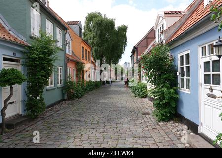 Aarhus, Danemark. 10th juin 2022. Maisons dans la rue Møllestien dans le quartier historique d'Indre by. Credit: Kathrin Deckart/dpa/Alay Live News Banque D'Images