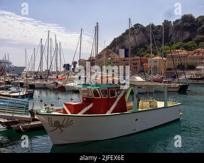 NICE, FRANCE - 29 MAI 2018 : Location de bateaux de plongée et de yachts dans le port de Nice Banque D'Images