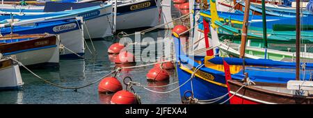 NICE, FRANCE - 29 MAI 2018: Bateaux de pêche colorés amarrés dans le port de Port de Nice Banque D'Images