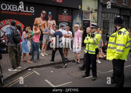 Vêtu d'uniformes, des policiers ont rencontré des membres de la communauté LGBTQ+ qui se réunissent dans les rues de Soho lors des célébrations de la gay Pride 50th, le 2nd juillet 2022, à Londres, en Angleterre. Banque D'Images