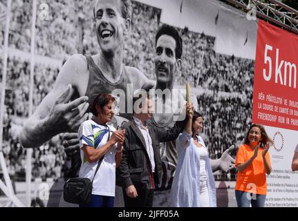 La France a symboliquement passé le relais à la République tchèque pour son premier mandat à la présidence de l'UE lors d'une course athlétique portant le nom du légendaire athlète tchèque Emil Zatopek, quatre fois vainqueur olympique de longue distance, avec 400 participants aujourd'hui, samedi, 2 juillet 2022. La course de cinq kilomètres a eu lieu au Stade des trois Tilleuls (stade des trois Linden) où Zatopek a établi un nouveau record du monde lors de la course de 10 kilomètres en 1954. L'Ambassadeur tchèque auprès de l'UE Edita HRSA reçoit la présidence de son collègue français Philippe Leglis-Costa en présence de la célèbre athlète tchèque Jarmila Kr Banque D'Images