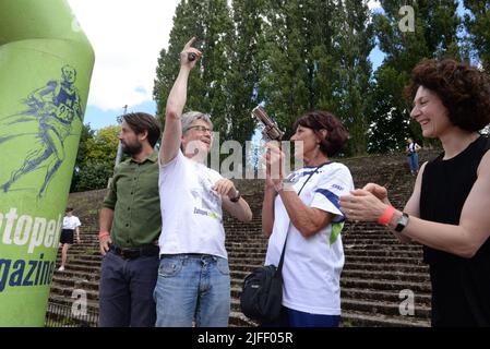 La France a symboliquement passé le relais à la République tchèque pour son premier mandat à la présidence de l'UE lors d'une course athlétique portant le nom du légendaire athlète tchèque Emil Zatopek, quatre fois vainqueur olympique de longue distance, avec 400 participants aujourd'hui, samedi, 2 juillet 2022. La course de cinq kilomètres a eu lieu au Stade des trois Tilleuls (stade des trois Linden) où Zatopek a établi un nouveau record du monde lors de la course de 10 kilomètres en 1954. Les coureurs ont été applaudi par les acteurs du film Zatopek, Vaclav Neuzil (à gauche) et Martha Issova (à droite), ainsi que par un représentant du magazine belge Zatop Banque D'Images