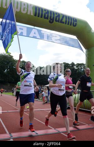 La France a symboliquement passé le relais à la République tchèque pour son premier mandat à la présidence de l'UE lors d'une course athlétique portant le nom du légendaire athlète tchèque Emil Zatopek, quatre fois vainqueur olympique de longue distance, avec 400 participants aujourd'hui, samedi, 2 juillet 2022. La course de cinq kilomètres a eu lieu au Stade des trois Tilleuls (stade des trois Linden) où Zatopek a établi un nouveau record du monde lors de la course de 10 kilomètres en 1954. Des diplomates et d'autres responsables ont participé à la course, dont le Gouverneur de la région de Vysocina, Vitezslav Schrek (à gauche). (CTK photo/Petr Kupec) Banque D'Images