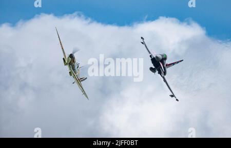 Eurofighter Typhoon & Spitfire Banque D'Images
