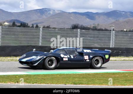 Scarperia, 3 avril 2022: Lola T70 Mk III année 1969 en action pendant Mugello Classic 2022 au circuit Mugello en Italie. Banque D'Images