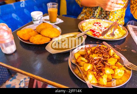 Cuisine indienne typique avec pommes de terre frites au curry Agra Uttar Pradesh Inde. Banque D'Images