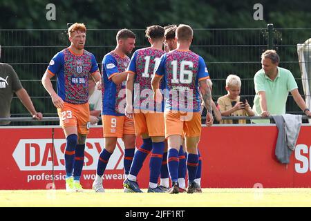 UTRECHT, PAYS-BAS - JUILLET 2 : Simon Murray du parc Queens, Dominiq Thomas du parc Queens, Grant Savory du parc Queens, Thomas Robson du parc Queens célèbrent un but lors du match de Preseason entre le FC Utrecht et le parc Queens au parc sportif Zoudenbalch on 2 juillet 2022 à Utrecht, pays-Bas (photo de Ben gal/Orange Pictures) Banque D'Images