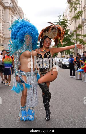 2 danseurs exotiques défilent dans le centre de londres pour marquer l'anniversaire de Pride 50th. 2nd juillet 2022. Banque D'Images