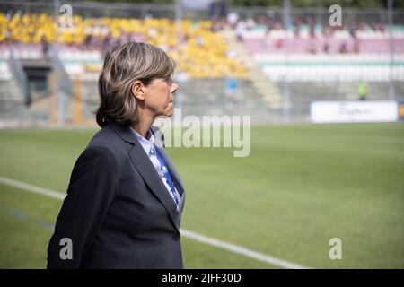 Castel Di Sangro, Italie. 01st juillet 2022. Milena Bertolini, d'Italie, avant le match amical international des femmes entre l'Italie et l'Espagne au stade Teofilo Patini, sur 01 juillet 2022, à Castel di Sangro, en Italie. © photo: Cinzia Camela. Crédit : Agence photo indépendante/Alamy Live News Banque D'Images