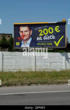 Ziar nad Hronom, Slovaquie - 2 juillet 2022 : le politicien slovaque Igor Matovic sur le panneau d'affichage, avec des éclaboussures de peinture rouge sur la publicité. Adver vandalisé Banque D'Images