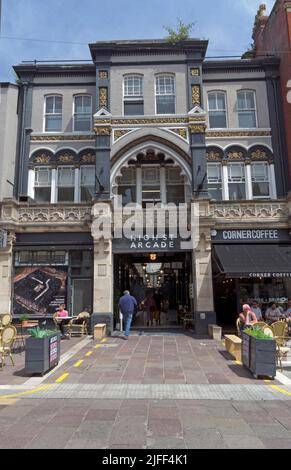 Entrée à High Street Arcade, Cardiff, juin 2022. Avec des gens qui apprécient le temps de loisirs. Banque D'Images