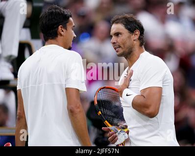 Rafael Nadal (à droite) et Lorenzo Sonego parlent après leur troisième tour de match des GentlemenÕs singles au cours du sixième jour des Championnats de Wimbledon 2022 au All England Lawn tennis and Croquet Club, Wimbledon. Date de la photo: Samedi 2 juillet 2022. Banque D'Images