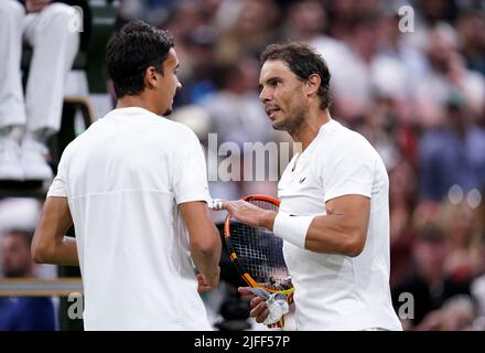 Rafael Nadal (à droite) et Lorenzo Sonego parlent après leur troisième tour de match des GentlemenÕs singles au cours du sixième jour des Championnats de Wimbledon 2022 au All England Lawn tennis and Croquet Club, Wimbledon. Date de la photo: Samedi 2 juillet 2022. Banque D'Images