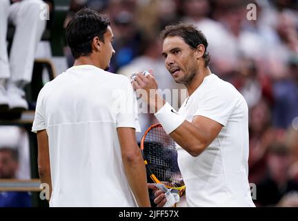 Rafael Nadal (à droite) et Lorenzo Sonego parlent après leur troisième tour de match des GentlemenÕs singles au cours du sixième jour des Championnats de Wimbledon 2022 au All England Lawn tennis and Croquet Club, Wimbledon. Date de la photo: Samedi 2 juillet 2022. Banque D'Images