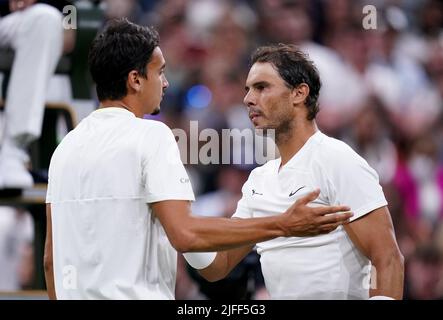 Rafael Nadal (à droite) et Lorenzo Sonego parlent après leur troisième tour de match des GentlemenÕs singles au cours du sixième jour des Championnats de Wimbledon 2022 au All England Lawn tennis and Croquet Club, Wimbledon. Date de la photo: Samedi 2 juillet 2022. Banque D'Images