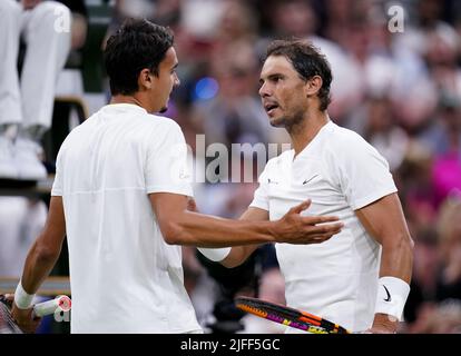 Rafael Nadal (à droite) et Lorenzo Sonego parlent après leur troisième tour de match des GentlemenÕs singles au cours du sixième jour des Championnats de Wimbledon 2022 au All England Lawn tennis and Croquet Club, Wimbledon. Date de la photo: Samedi 2 juillet 2022. Banque D'Images