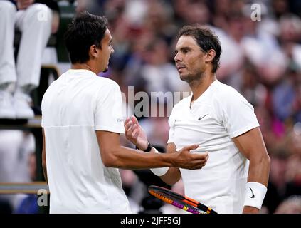 Rafael Nadal (à droite) et Lorenzo Sonego parlent après leur troisième tour de match des GentlemenÕs singles au cours du sixième jour des Championnats de Wimbledon 2022 au All England Lawn tennis and Croquet Club, Wimbledon. Date de la photo: Samedi 2 juillet 2022. Banque D'Images