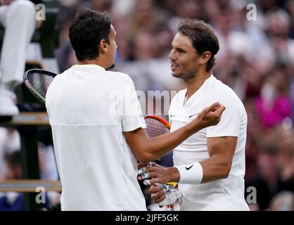 Rafael Nadal (à droite) et Lorenzo Sonego parlent après leur troisième tour de match des GentlemenÕs singles au cours du sixième jour des Championnats de Wimbledon 2022 au All England Lawn tennis and Croquet Club, Wimbledon. Date de la photo: Samedi 2 juillet 2022. Banque D'Images