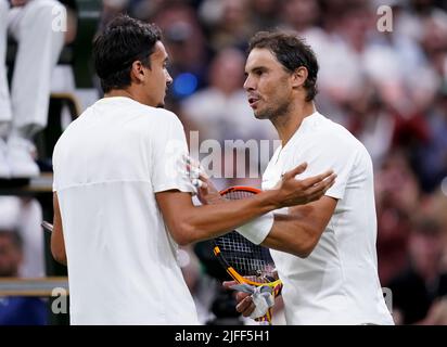 Rafael Nadal (à droite) et Lorenzo Sonego parlent après leur troisième tour de match des GentlemenÕs singles au cours du sixième jour des Championnats de Wimbledon 2022 au All England Lawn tennis and Croquet Club, Wimbledon. Date de la photo: Samedi 2 juillet 2022. Banque D'Images