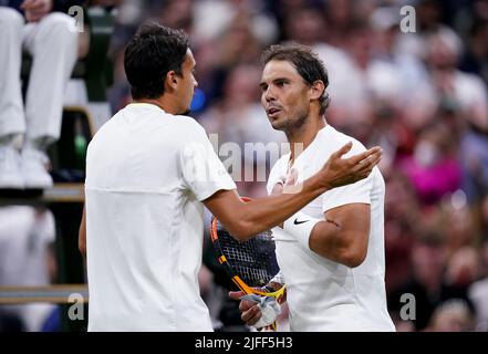 Rafael Nadal (à droite) et Lorenzo Sonego parlent après leur troisième tour de match des GentlemenÕs singles au cours du sixième jour des Championnats de Wimbledon 2022 au All England Lawn tennis and Croquet Club, Wimbledon. Date de la photo: Samedi 2 juillet 2022. Banque D'Images