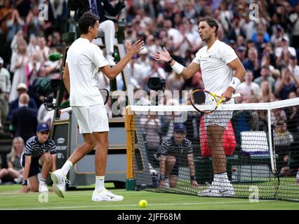 Rafael Nadal (à droite) et Lorenzo Sonego parlent après leur troisième tour de match des GentlemenÕs singles au cours du sixième jour des Championnats de Wimbledon 2022 au All England Lawn tennis and Croquet Club, Wimbledon. Date de la photo: Samedi 2 juillet 2022. Banque D'Images