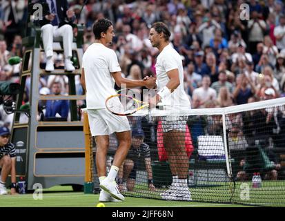 Rafael Nadal (à droite) et Lorenzo Sonego parlent après leur troisième tour de match des GentlemenÕs singles au cours du sixième jour des Championnats de Wimbledon 2022 au All England Lawn tennis and Croquet Club, Wimbledon. Date de la photo: Samedi 2 juillet 2022. Banque D'Images