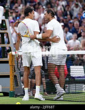 Rafael Nadal (à droite) et Lorenzo Sonego parlent après leur troisième tour de match des GentlemenÕs singles au cours du sixième jour des Championnats de Wimbledon 2022 au All England Lawn tennis and Croquet Club, Wimbledon. Date de la photo: Samedi 2 juillet 2022. Banque D'Images