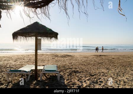 Valence, Espagne. 29th juin 2022. Lits de plage vus à la plage de Patacona. Les plages de Valence sont l'une des principales attractions touristiques de la ville. (Photo de Xisco Navarro/SOPA Images/Sipa USA) crédit: SIPA USA/Alay Live News Banque D'Images