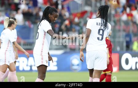 Aissatou Tounkara, Marie-Antoinette Katoto de France fêtez un but lors du match international de football féminin entre la France et le Vietnam sur 1 juillet 2022 au Stade de la Source à Orléans, France - photo: Jean Catuffe/DPPI/LiveMedia Banque D'Images