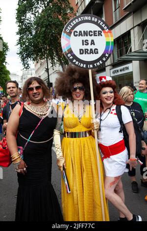 Gay Pride March - Marchers for cancer is a Drag Charity- 2 juillet 2022, Londres, Royaume-Uni Banque D'Images