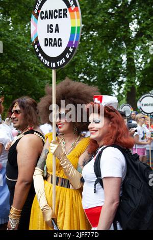 Gay Pride March - Marchers for cancer is a Drag Charity- 2 juillet 2022, Londres, Royaume-Uni Banque D'Images