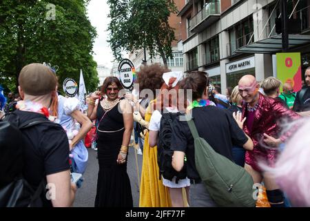 Gay Pride March - Marchers for cancer is a Drag Charity- 2 juillet 2022, Londres, Royaume-Uni Banque D'Images