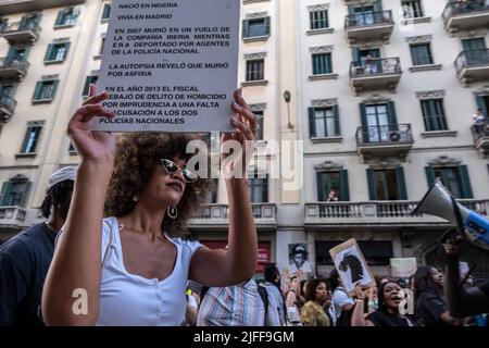 Barcelone, Espagne. 01st juillet 2022. Le manifestant tient un écriteau exprimant son opinion au cours de la démonstration. Des centaines de personnes ont manifesté dans le centre de Barcelone et ont finalement formé un autel sur la place Idrissa Diallo à l'occasion du massacre de Melilla où plus d'une trentaine de migrants africains sont morts en raison de la répression de la police marocaine après avoir essayé de sauter la barrière espagnole. (Photo par Paco Freire/SOPA Images/Sipa USA) crédit: SIPA USA/Alay Live News Banque D'Images